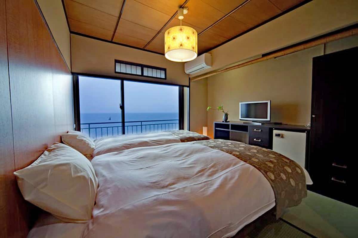 room | in-room safe, free wifi, bed sheets