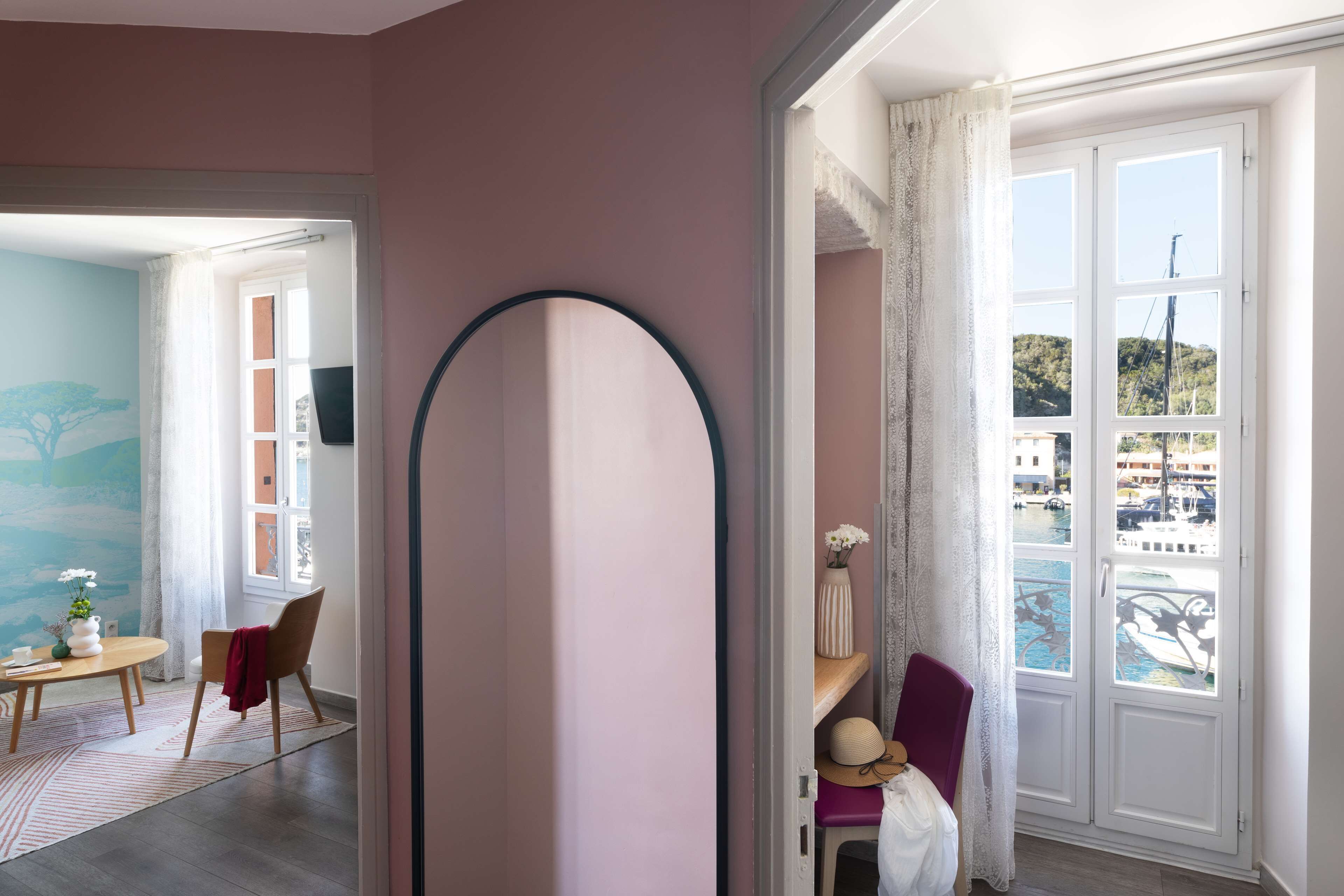 suite, 1 queen bed, non smoking (separate lounge) | in-room safe, desk, soundproofing, iron/ironing board