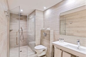 Shower, hair dryer, towels - Best Western Hotel Du Roy D'aragon (Bonifacio)