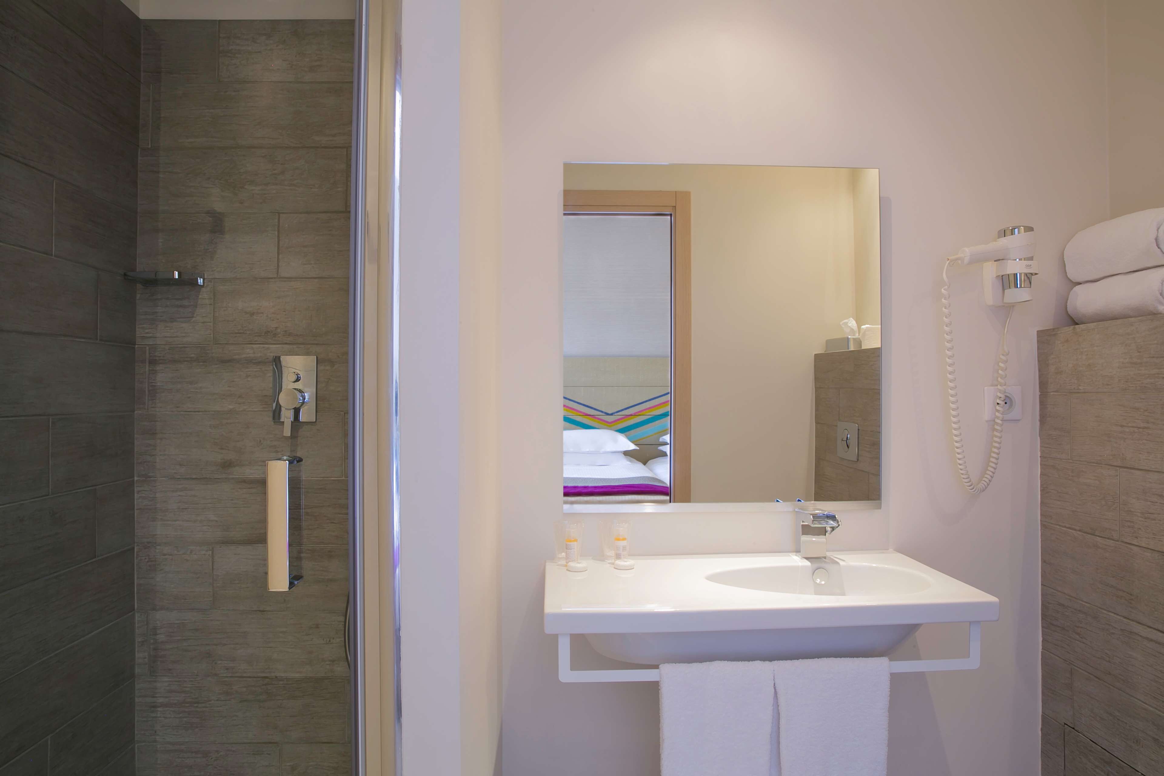 standard room, 1 queen bed, non smoking, courtyard view | bathroom | shower, hair dryer, towels