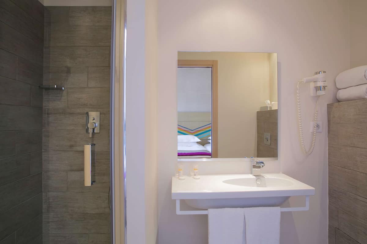 standard room, 1 queen bed, non smoking, courtyard view | bathroom | shower, hair dryer, towels