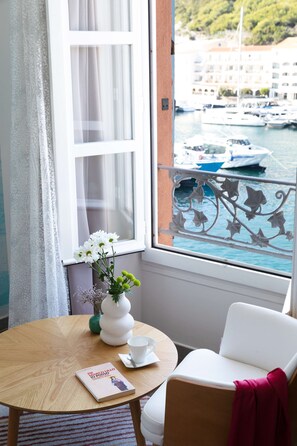 Σουίτα, 1 Queen Κρεβάτι, Μη Καπνιστών (Separate Lounge) | Χρηματοκιβώτιο στο δωμάτιο, γραφείο, ηχομόνωση, σίδερο/σιδερώστρα