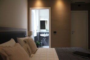 Minibar, in-room safe, desk, laptop workspace - Hotel Zara Milano (Milan)