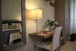 经济客房 (French Bed) | 迷你吧、客房内保险箱、办公桌、笔记本电脑工作区