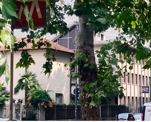 A building with a sign that reads "HOTEL HZ". - Hotel Zara Milano (Milan)