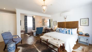 Hypo-allergenic bedding, minibar, in-room safe, desk