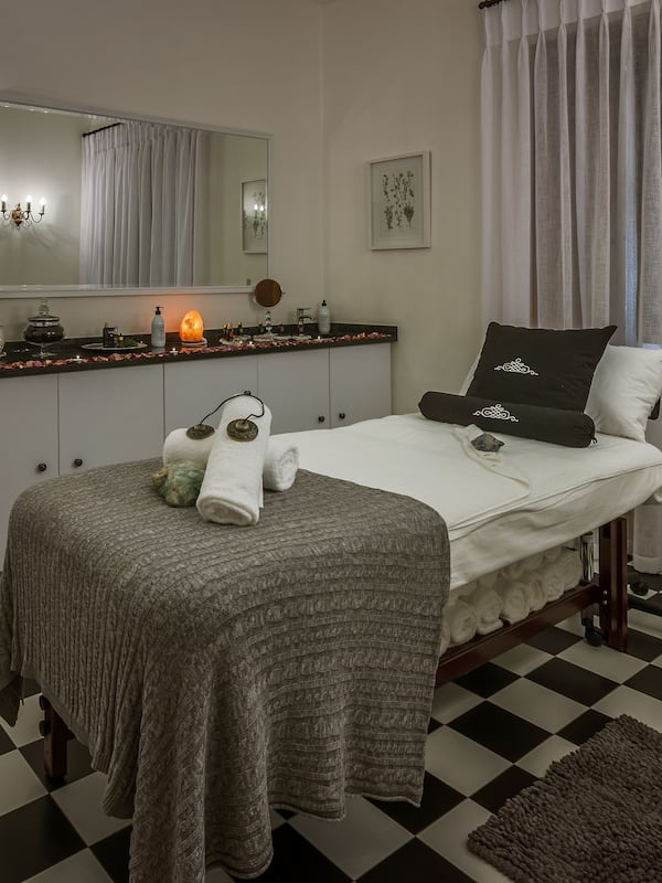 Tratamentos faciais, manicure e pedicure