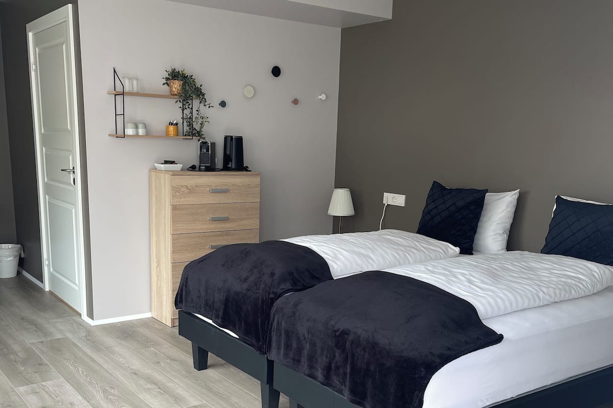 Chambre Ă©conomique double ou avec lits jumeaux, vue sur la cour intĂ©rieure, dans lâĂ©difice annexe | 1 chambre, literie de qualitĂ©, ameublement unique