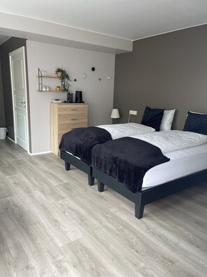 Habitación económica con 1 cama matrimonial o 2 individuales, vista al patio, en edificio contiguo | Ropa de cama de alta calidad, muebles diferentes y cortinas blackout 