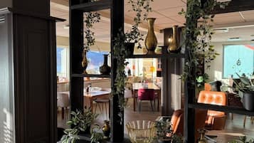 Breakfast, lunch, dinner served; local cuisine, ocean views
