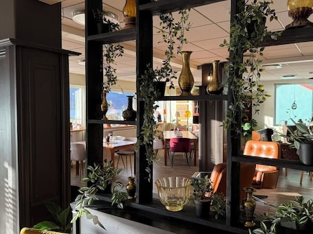 Breakfast, lunch, dinner served; local cuisine, ocean views