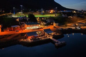 Se sirven desayunos, comidas, cenas y cocina local con vista al mar