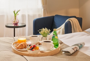 In-room safe, desk, soundproofing, iron/ironing board - Residence Vocelova (Prague)