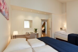 Caja de seguridad en la habitación y escritorio 