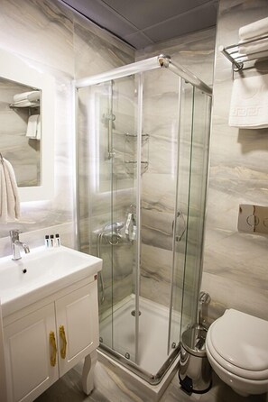 Een douche, gratis toiletartikelen, een haardroger, handdoeken