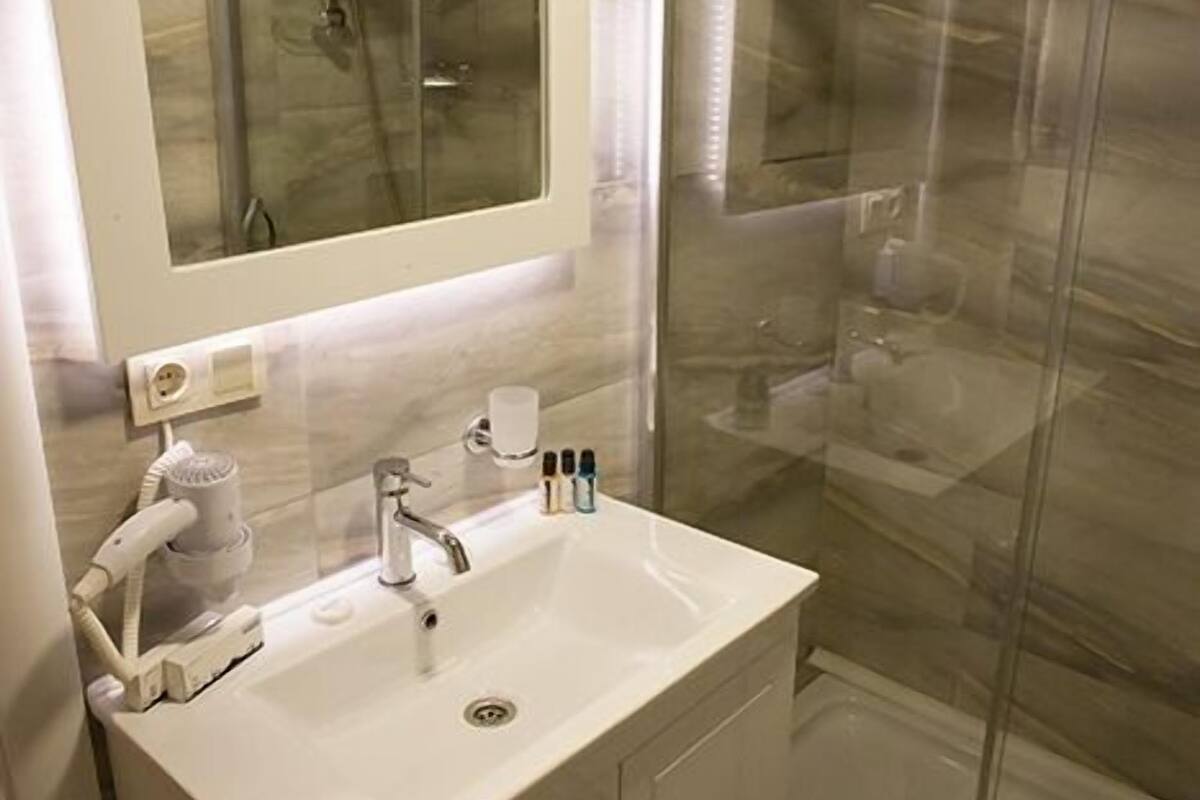 Duş, ücretsiz banyo/kozmetik ürünleri, saç kurutma makinesi, havlu