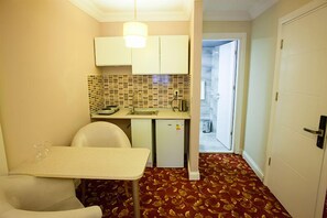 Suite | Privékitchenette | Een koelkast, een koffiezetapparaat/waterkoker