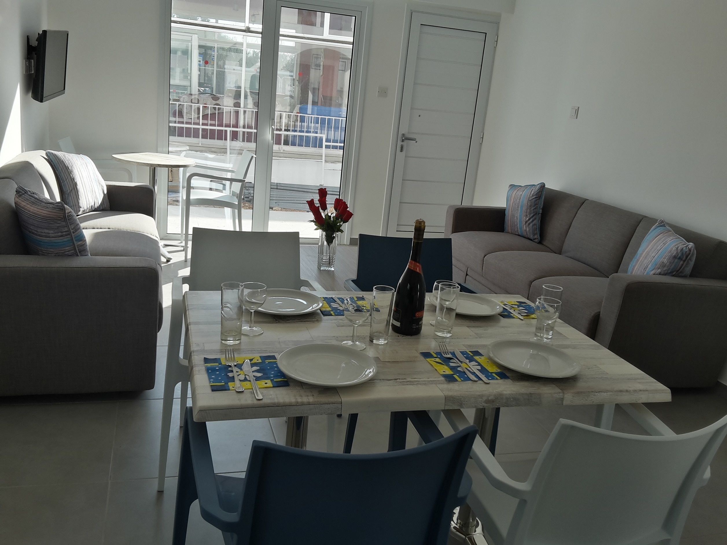 Apartamento Deluxe, 1 habitación, vistas a la piscina | Sala de estar | Televisión LED de 32 pulgadas con canales por satélite, una televisión