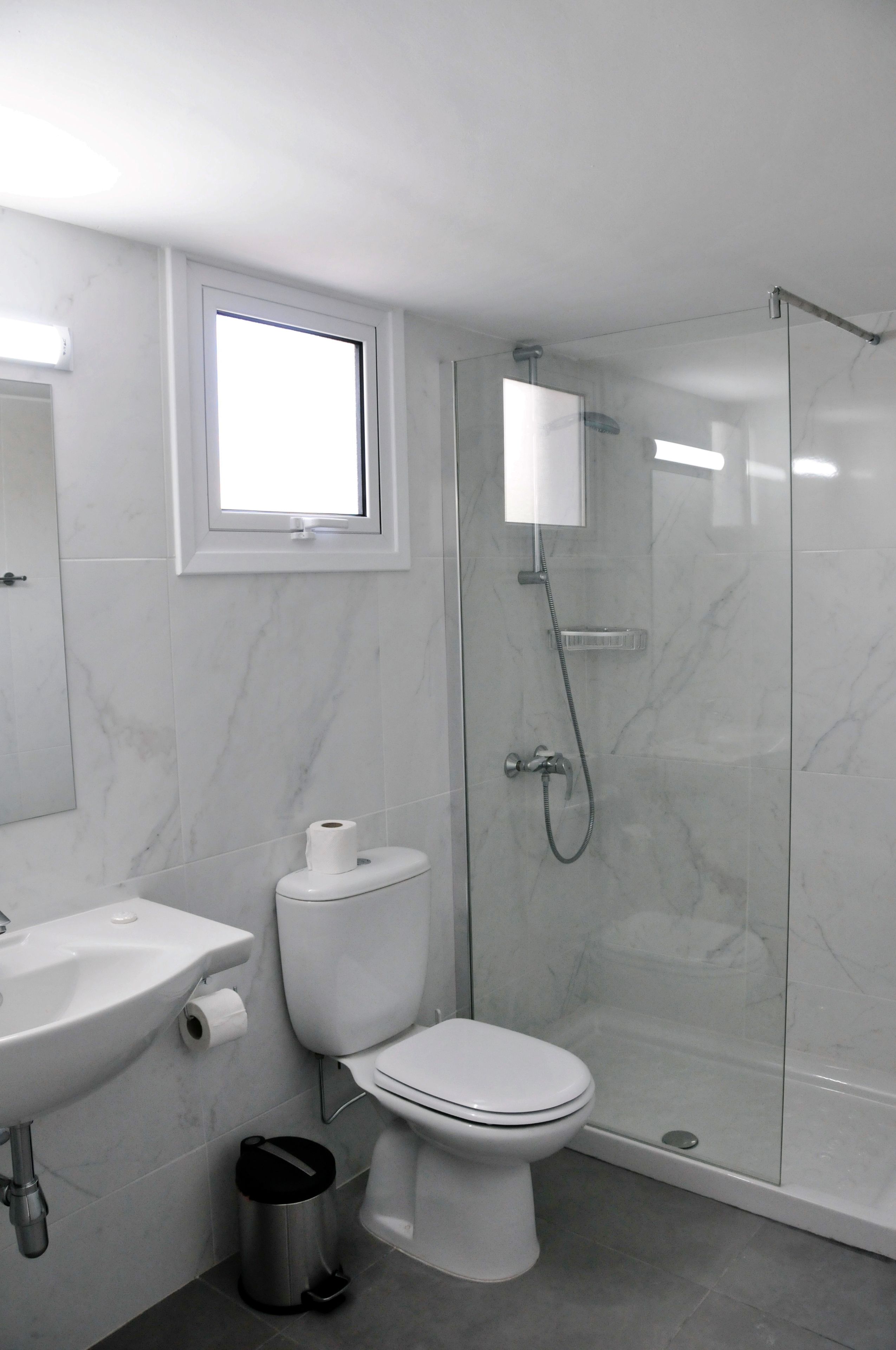 Ducha, secador de pelo y toallas