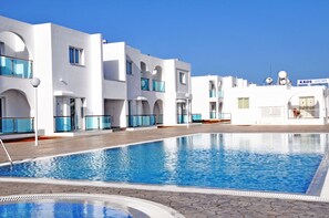 Outdoor pool, pool loungers - Kaos Hotel Apartments (Ayia Napa)