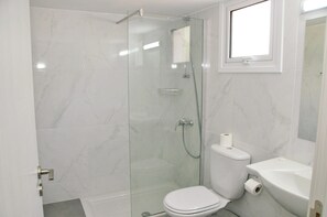 Douche, sèche-cheveux, serviettes fournies