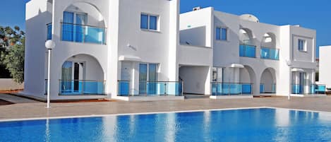 Outdoor pool, pool loungers