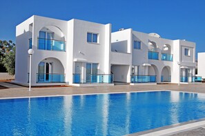 Outdoor pool, pool loungers - Kaos Hotel Apartments (Ayia Napa)