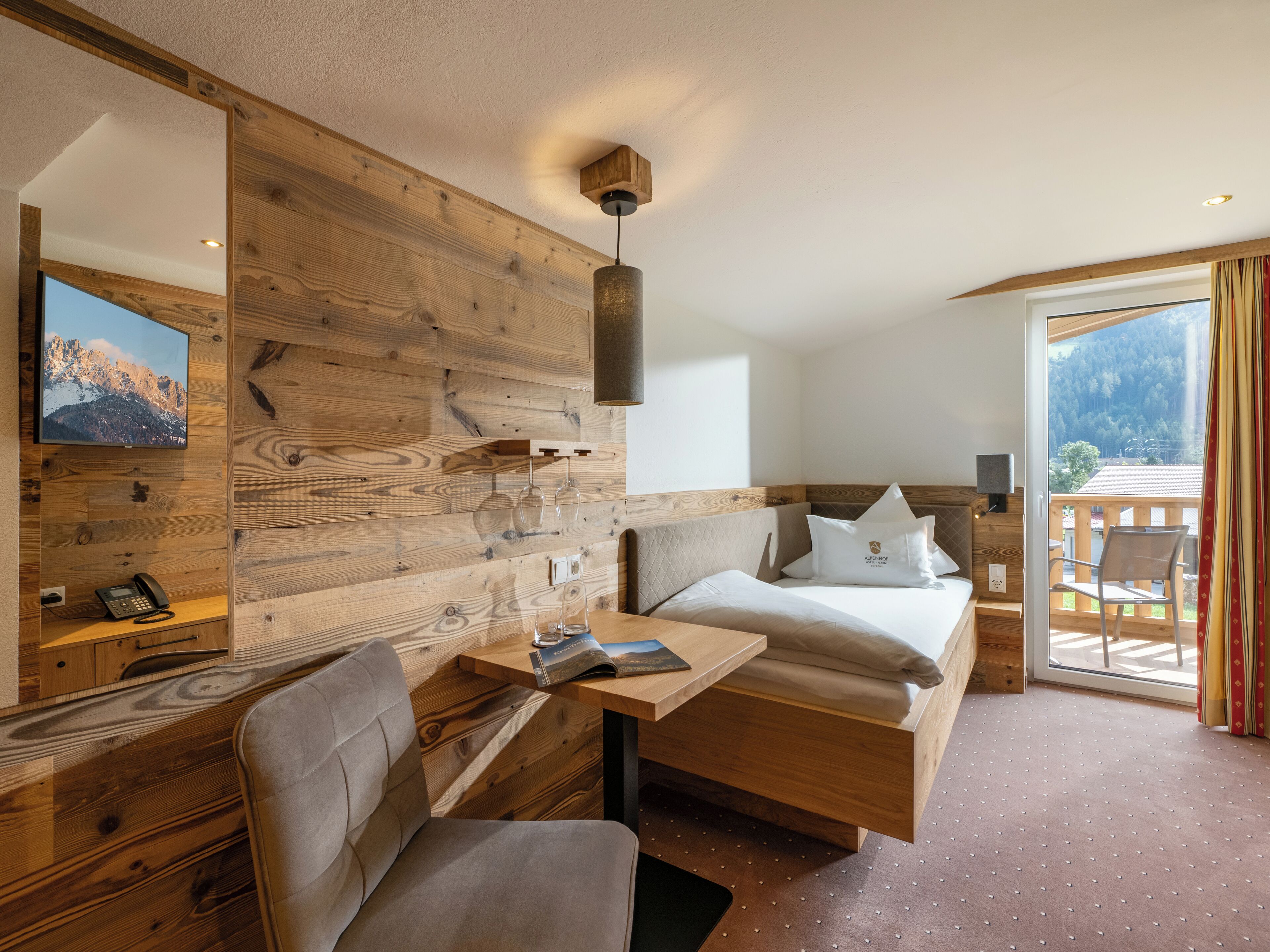 Ylelliset vuodevaatteet, memory foam -patjalliset sängyt