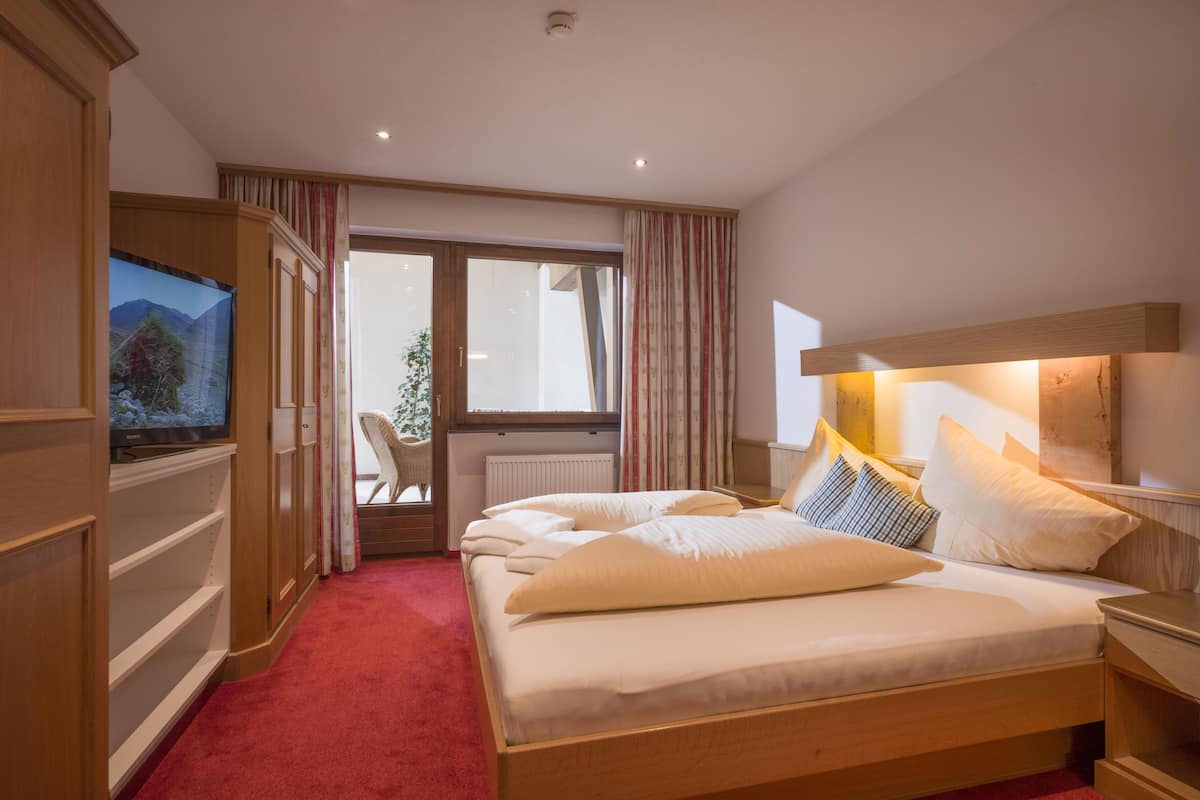 1 bedroom, premium bedding, memory-foam beds, in-room safe