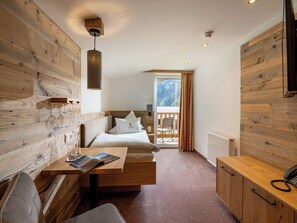 Premium bedding, memory-foam beds, in-room safe, desk - Alpenhof Hotel Garni Suprême (Zell am Ziller)