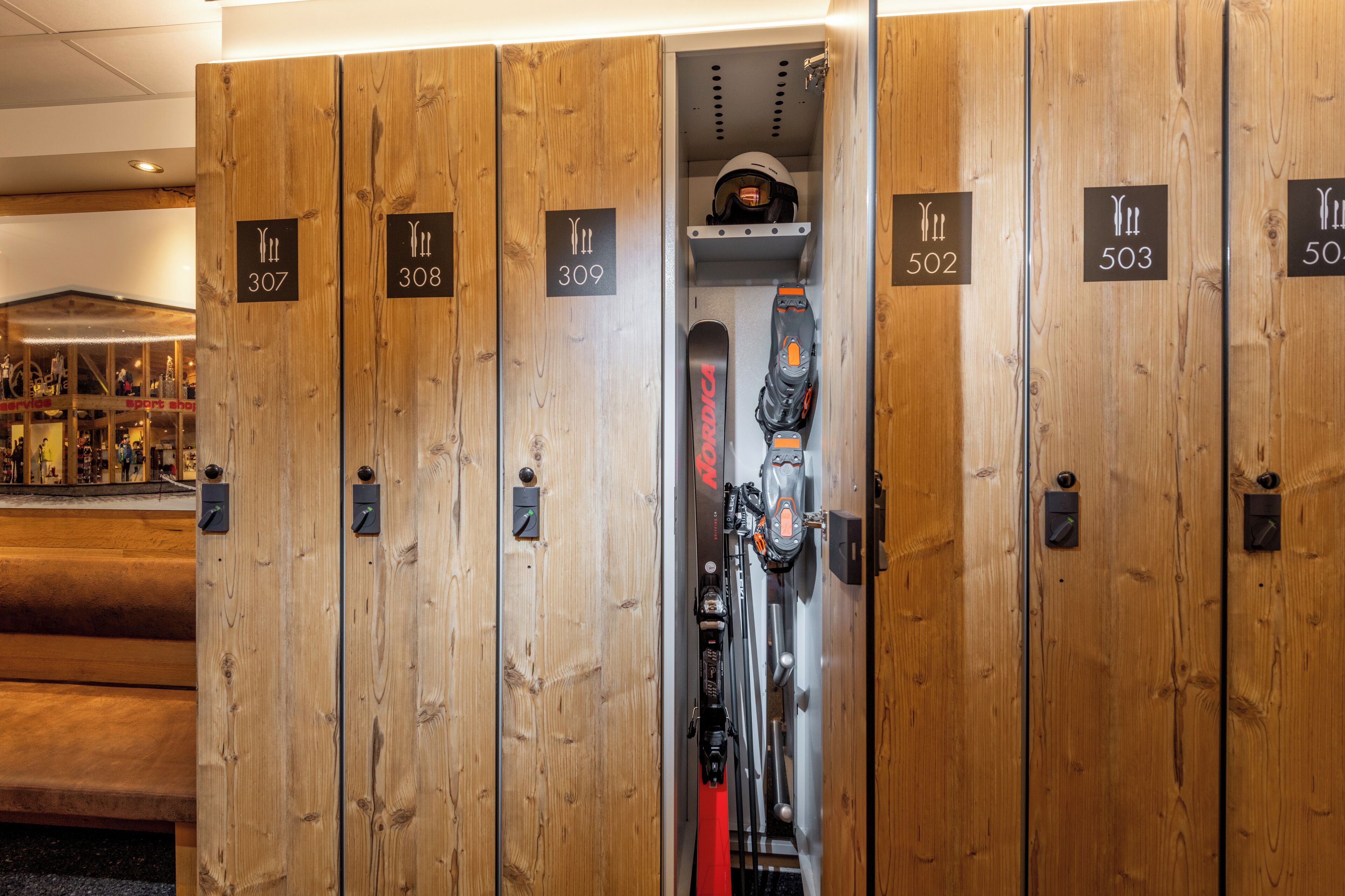 Een rij houten kluisjes met de nummers 307 tot en met 309 en 502 tot en met 503.