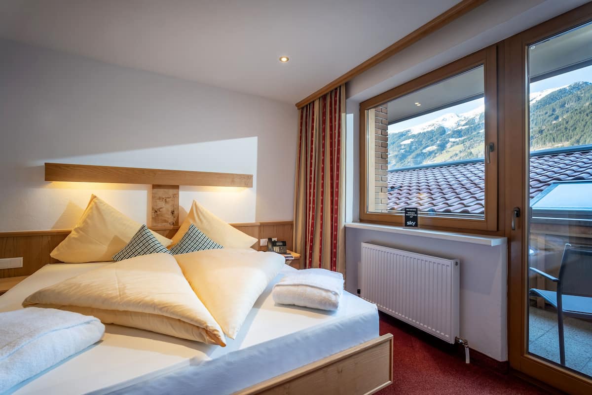 1 bedroom, premium bedding, memory-foam beds, in-room safe