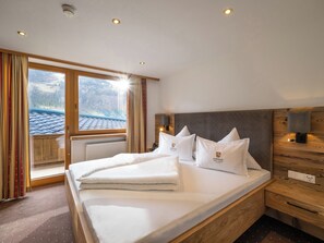 Premium bedding, memory-foam beds, in-room safe, desk - Alpenhof Hotel Garni Suprême (Zell am Ziller)