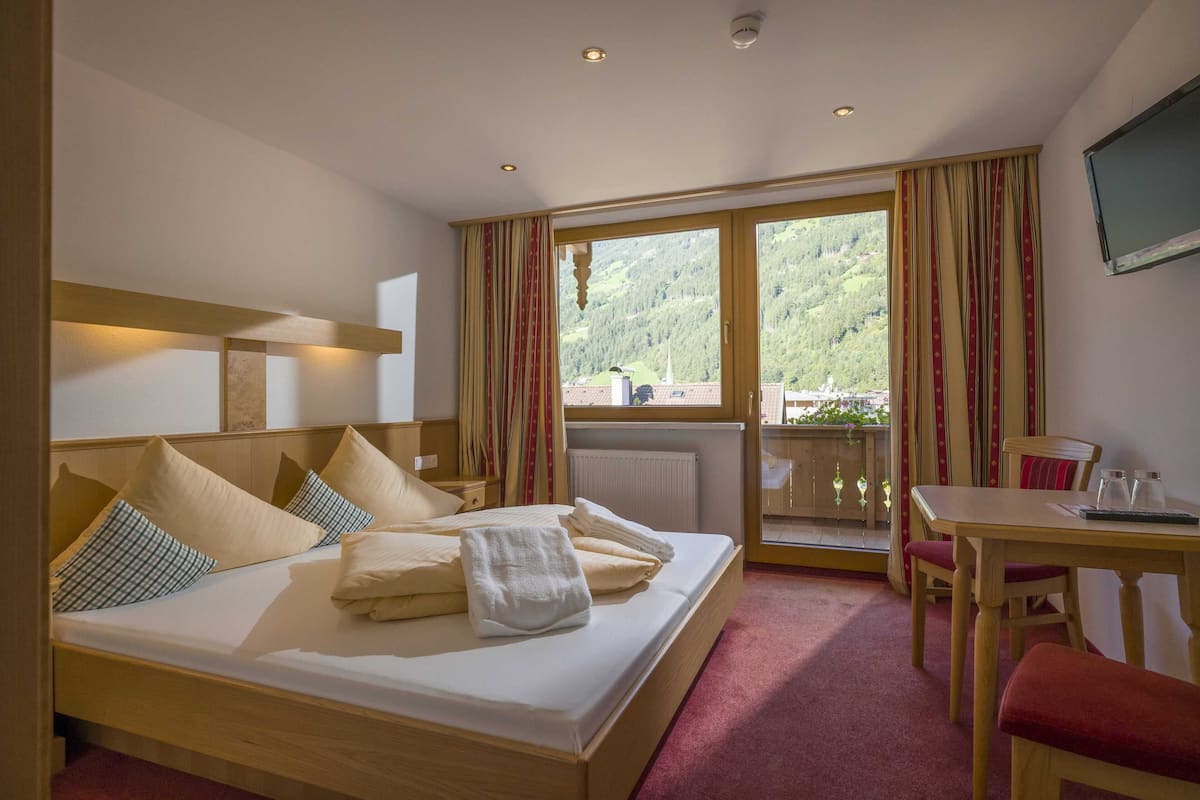 1 bedroom, premium bedding, memory-foam beds, in-room safe