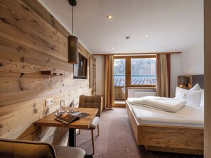 Premium bedding, memory-foam beds, in-room safe, desk - Alpenhof Hotel Garni Suprême (Zell am Ziller)