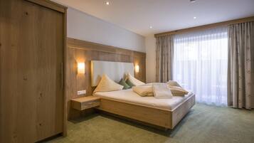 1 Schlafzimmer, hochwertige Bettwaren, Betten mit Memory-Foam-Matratzen