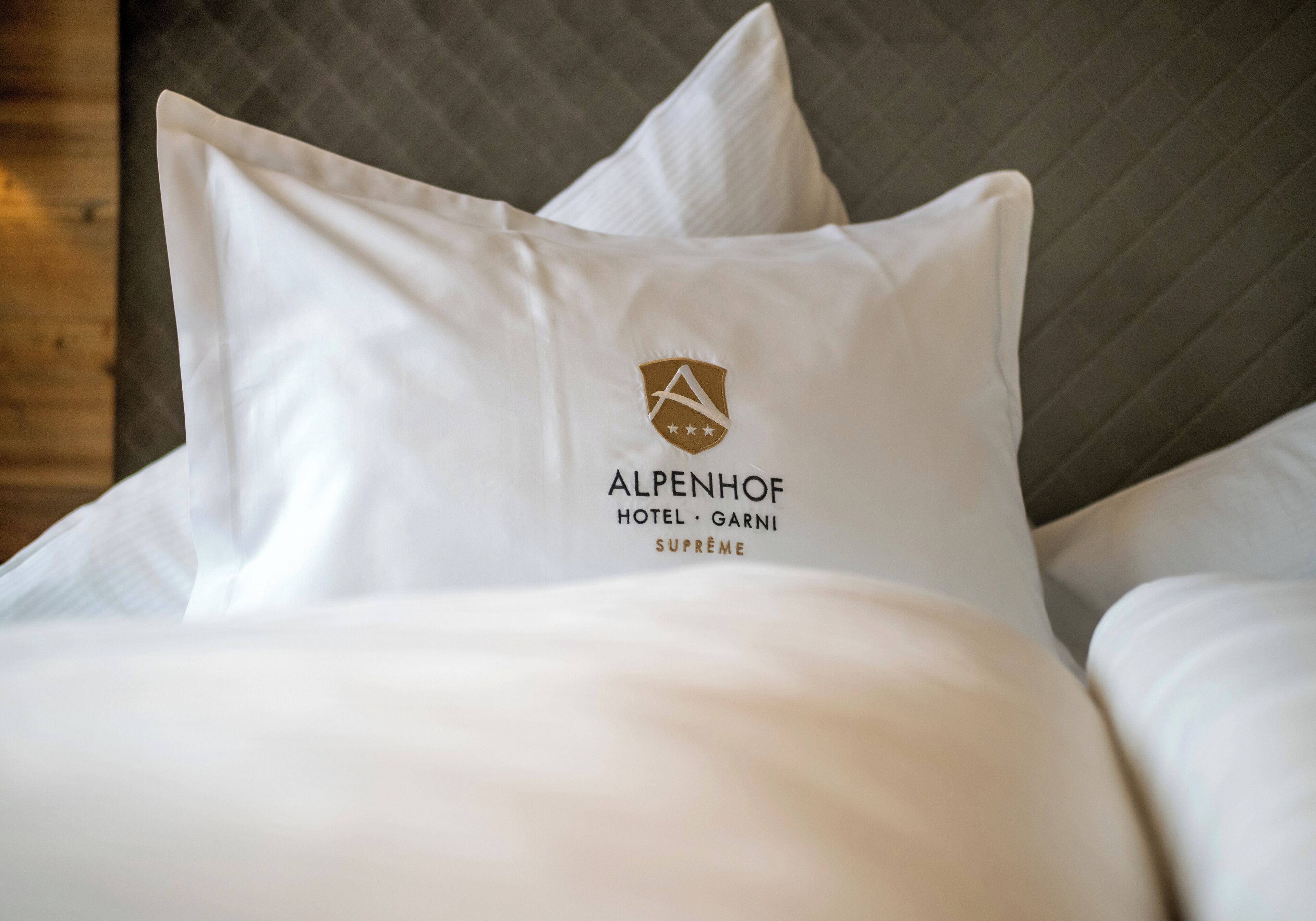 Ylelliset vuodevaatteet, memory foam -patjalliset sängyt