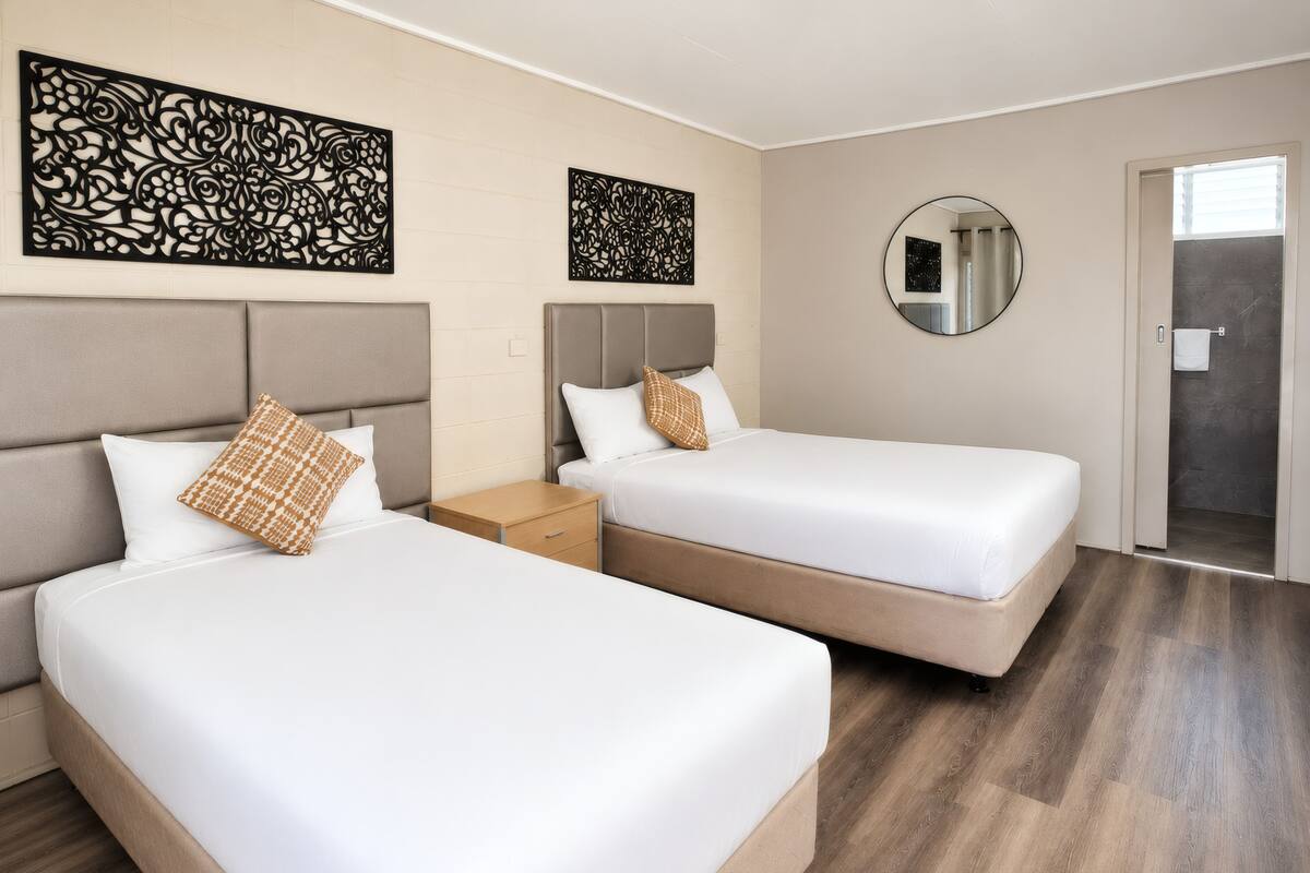 Deluxe Twin Room | Desk, laptop workspace, blackout drapes, soundproofing