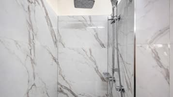 Dusche, kostenlose Toilettenartikel, Haartrockner, Handtücher