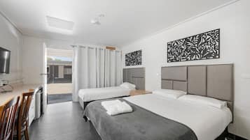 Deluxe Twin Room | Desk, laptop workspace, blackout drapes, soundproofing