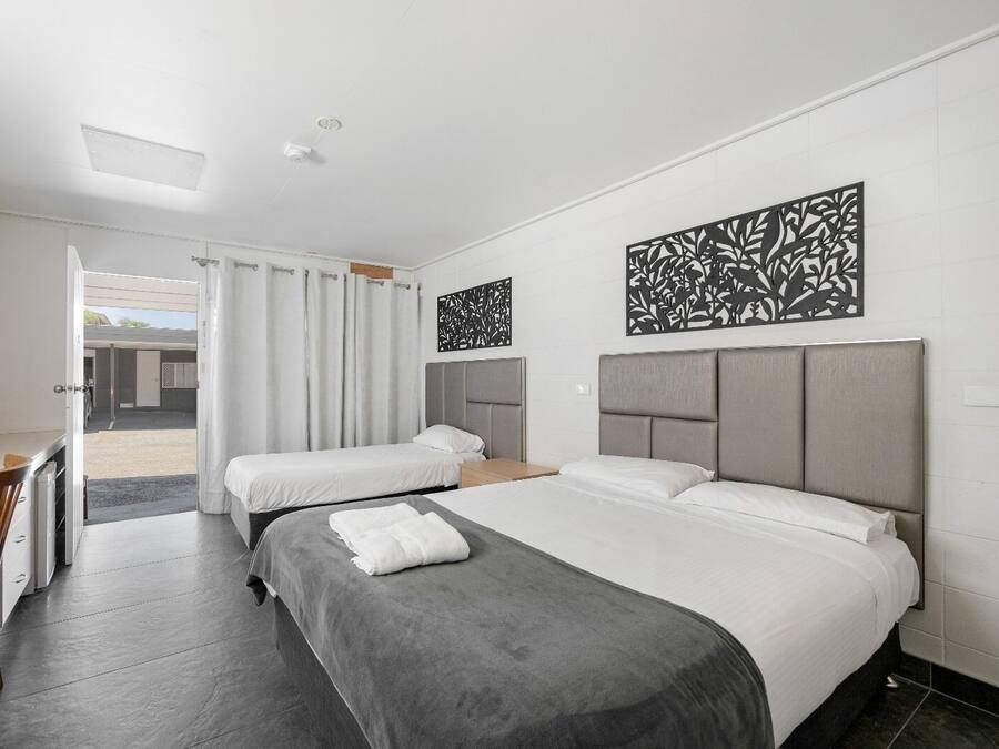 Deluxe Twin Room | Desk, laptop workspace, blackout drapes, soundproofing