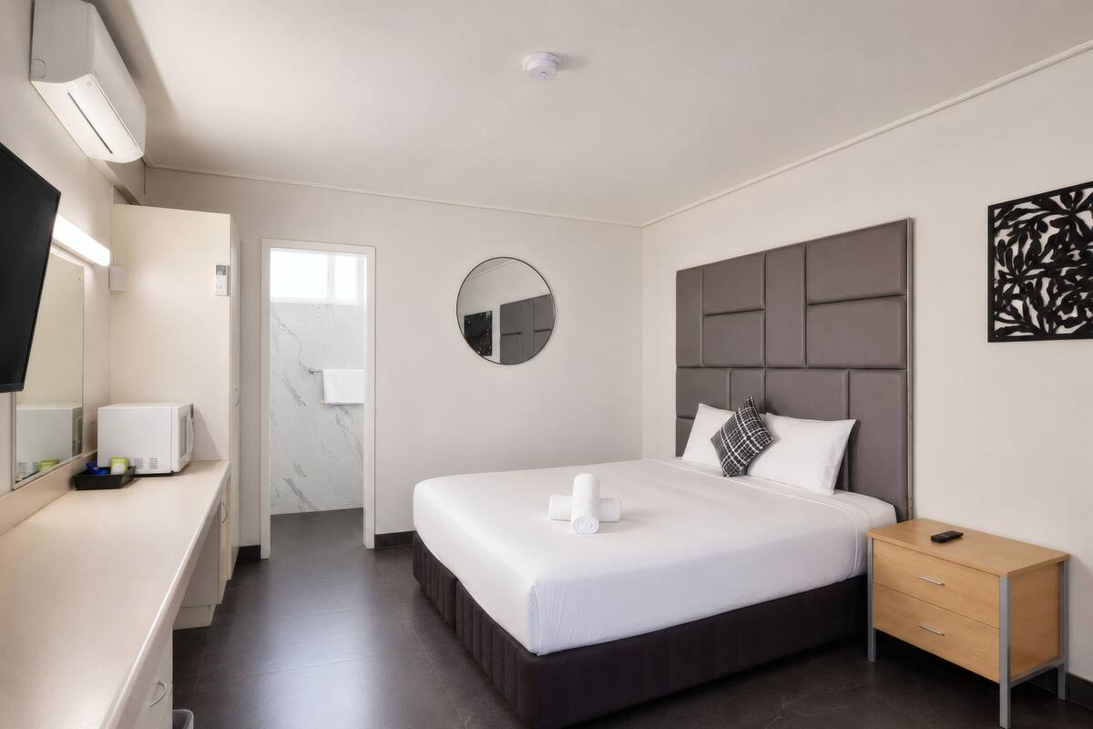 Deluxe King Room | Desk, laptop workspace, blackout drapes, soundproofing