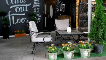 2 bars/lounges, lobby lounge