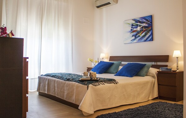 Premium bedding, in-room safe, individually decorated