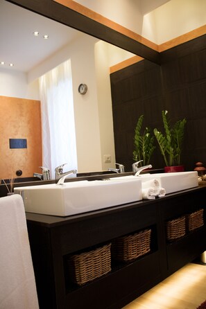 Suite, Balcony | Bathroom | Shower, free toiletries, hair dryer, bidet