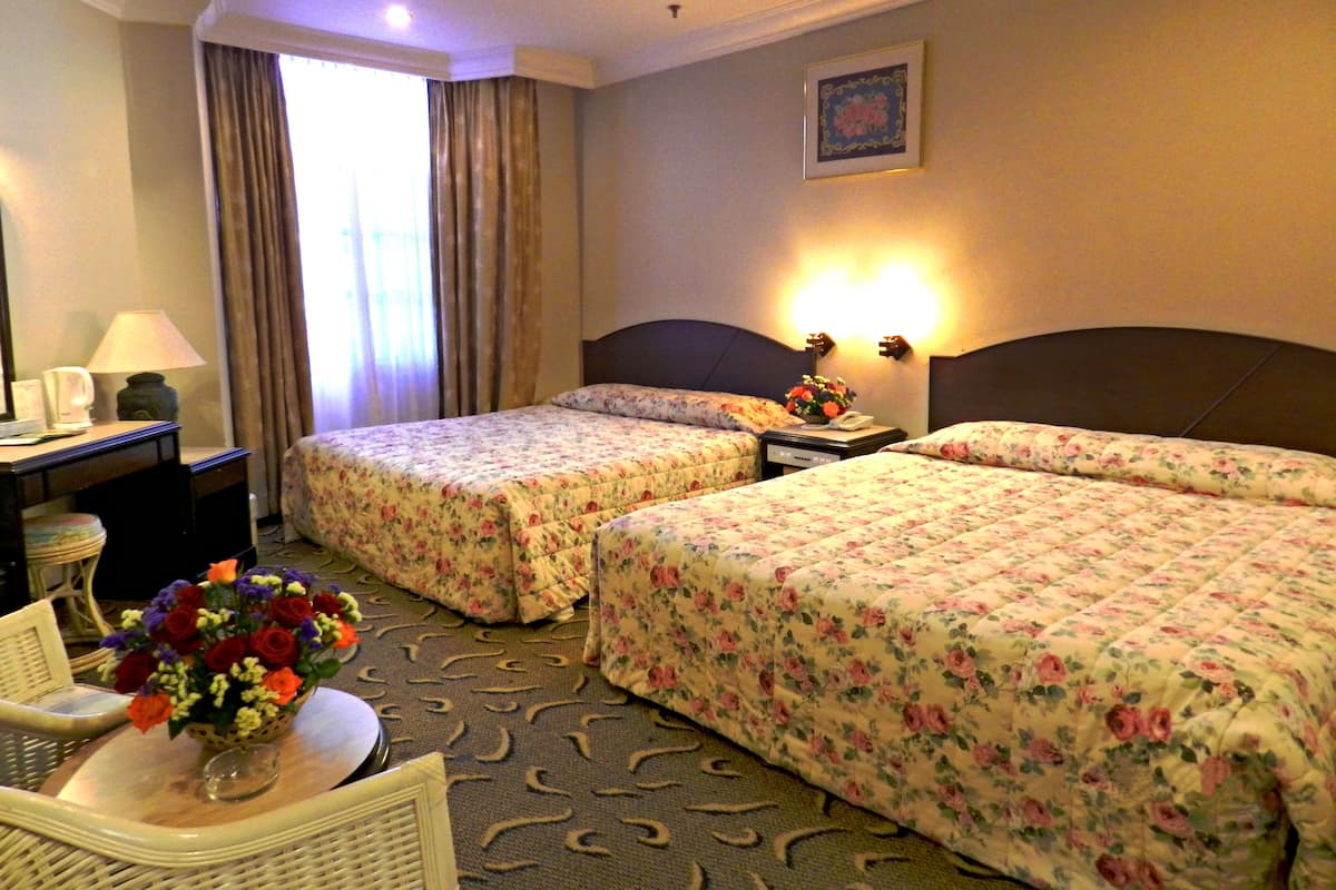 Quad Double | In-room safe, desk, free WiFi, bed sheets