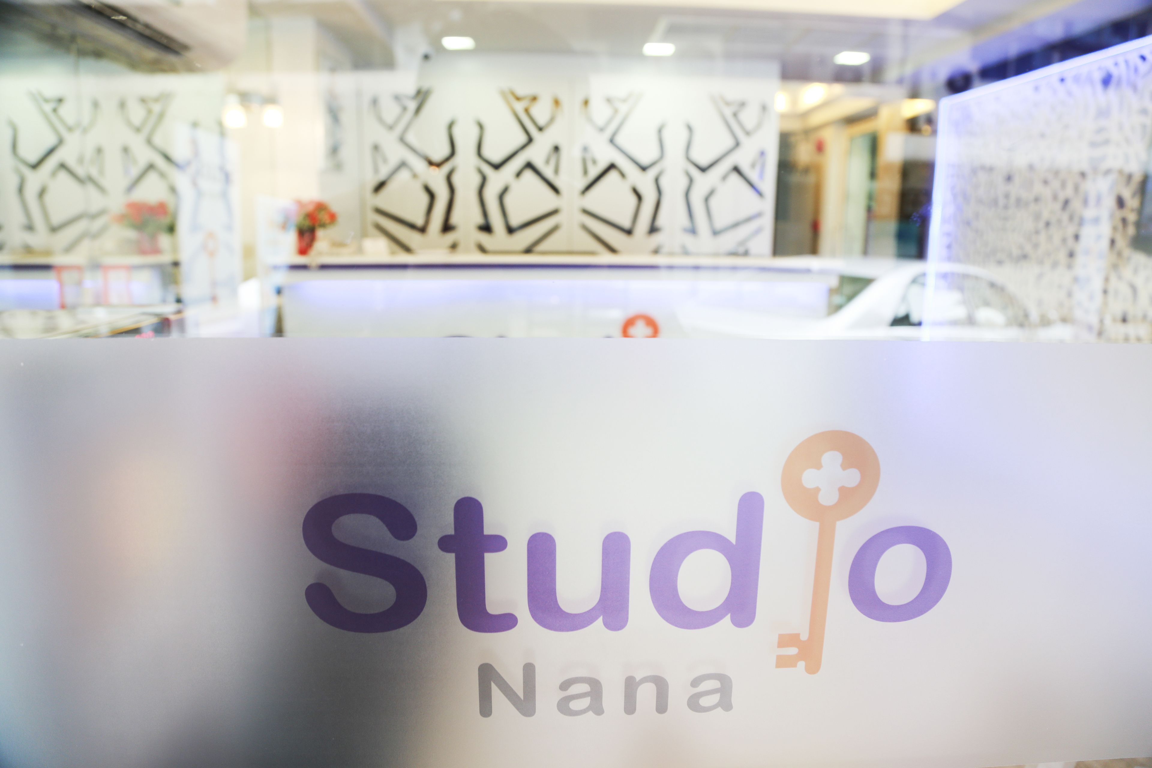 A sign with the text 'Studio Nana'.