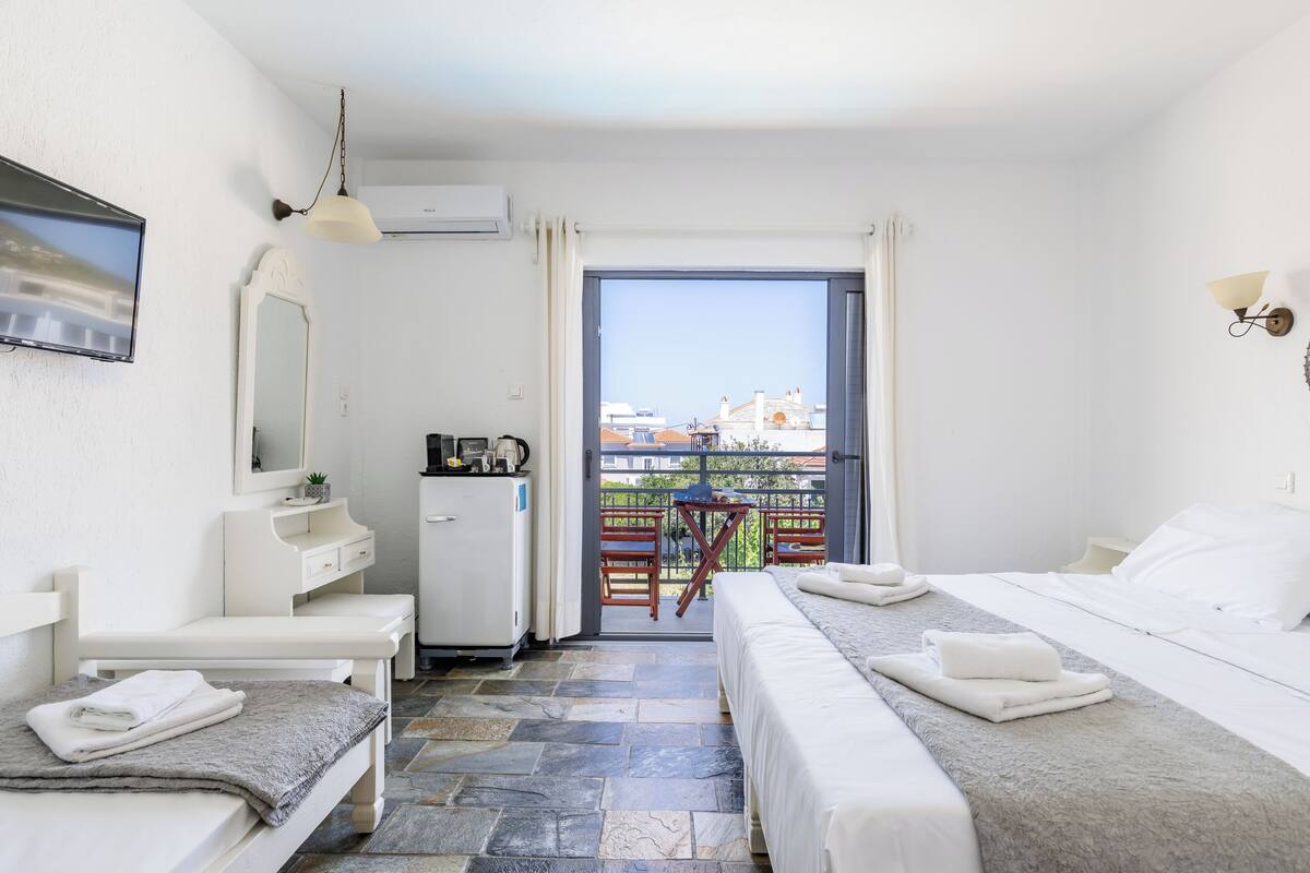 triple room, 1 bedroom | 2 bedrooms, pillow-top beds, in-room safe, free wifi