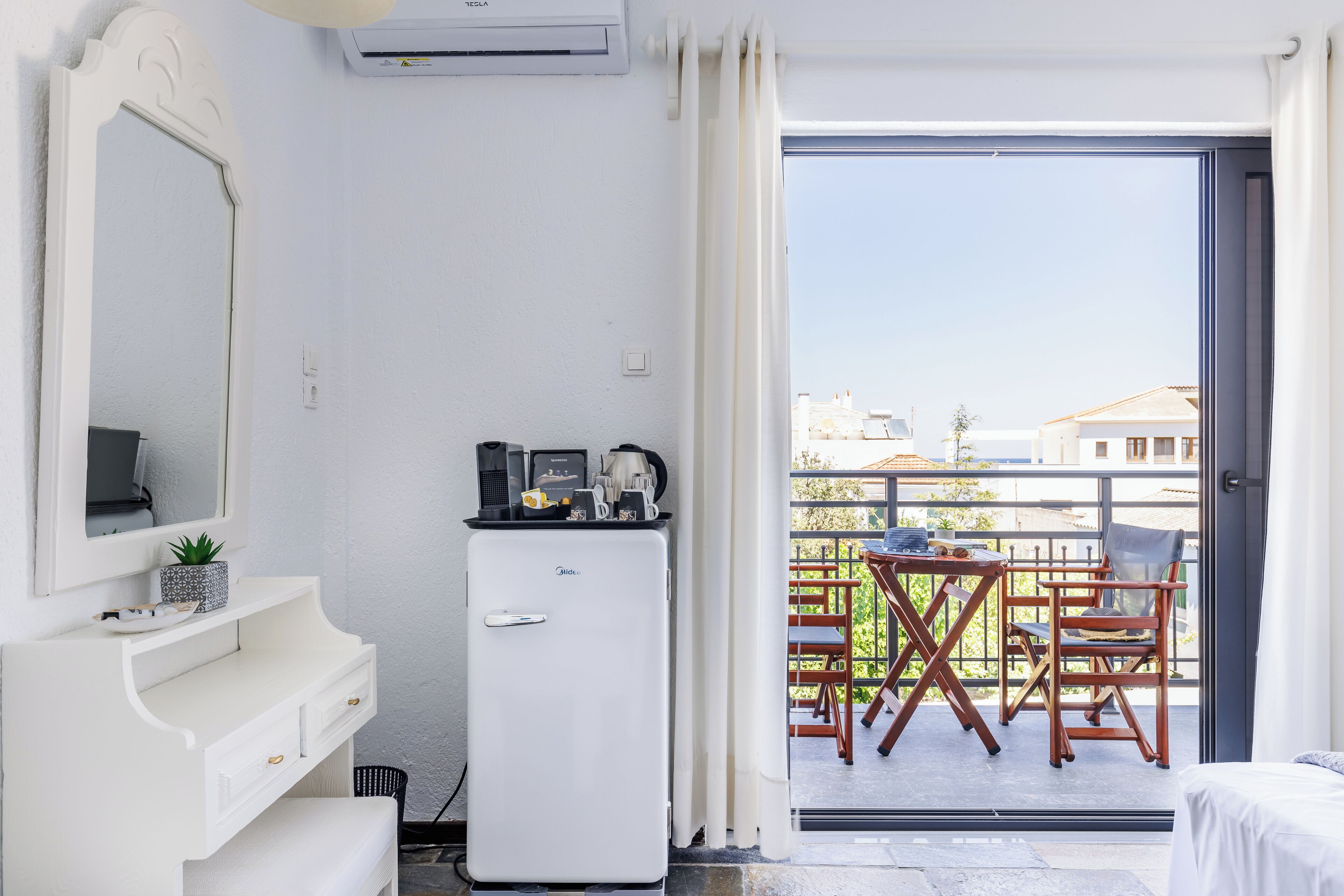 triple room, 1 bedroom | 2 bedrooms, pillow-top beds, in-room safe, free wifi