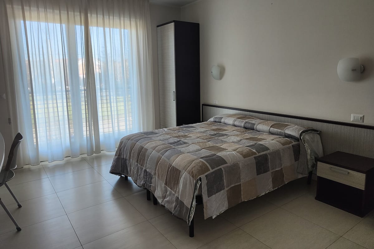 2 habitaciones, escritorio y espacio para trabajar con laptop